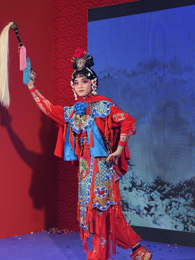 來自中國和新加坡的藝術(shù)團(tuán)體聯(lián)袂表演了歌舞、器樂、武術(shù)、雜技等多種形式的文藝節(jié)目?；顒又鬓k方供圖