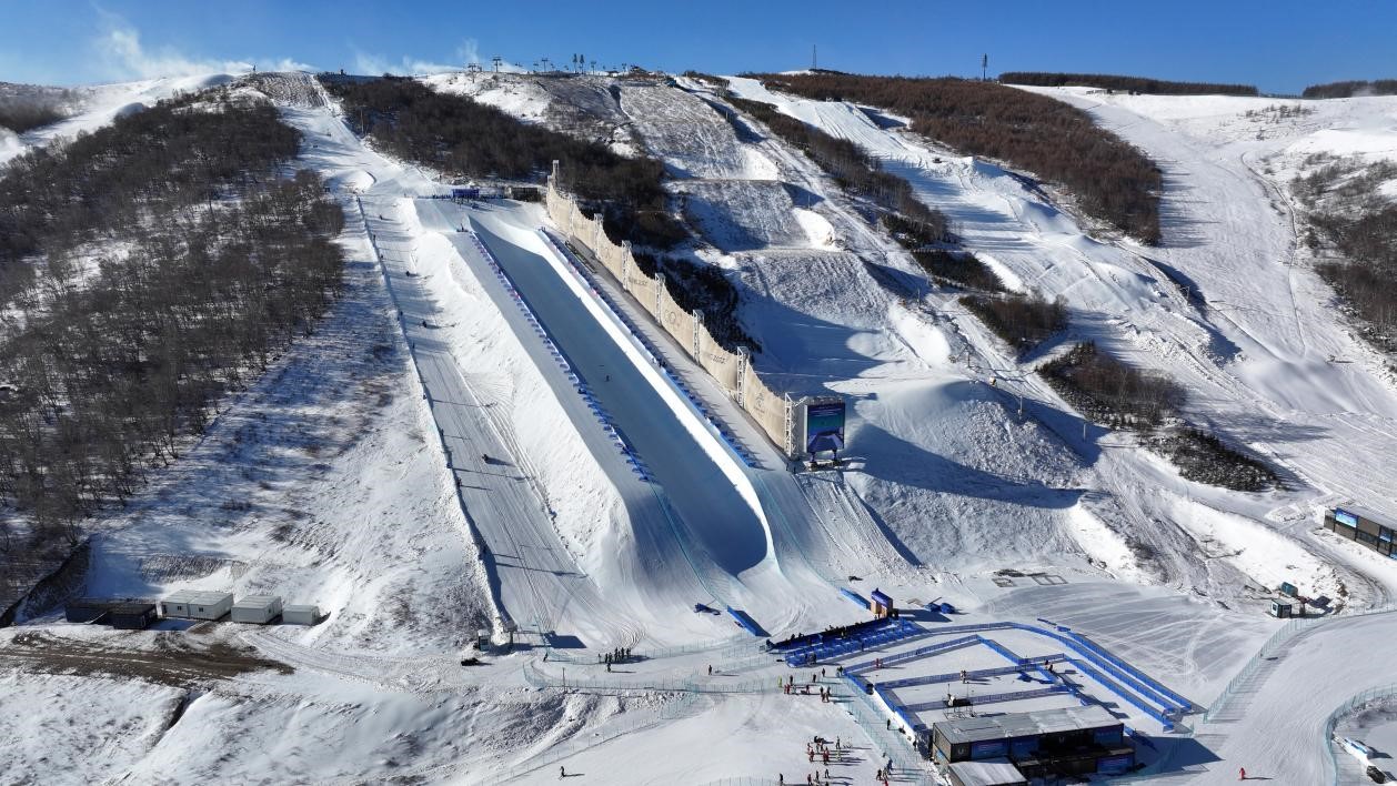 2024-2025賽季國(guó)際雪聯(lián)自由式滑雪和單板滑雪U型場(chǎng)地技巧世界杯比賽場(chǎng)地。人民網(wǎng)記者 李兆民攝