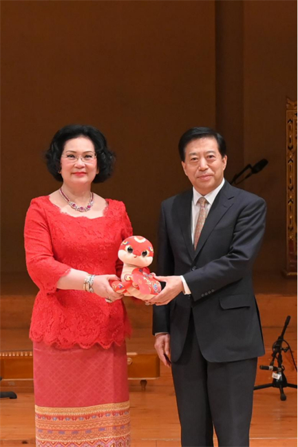 中國(guó)駐泰國(guó)大使韓志強(qiáng)與國(guó)際奧委會(huì)委員、泰國(guó)愛(ài)樂(lè)樂(lè)團(tuán)董事會(huì)主席坤仁帕塔瑪共同出席音樂(lè)會(huì)。主辦方供圖