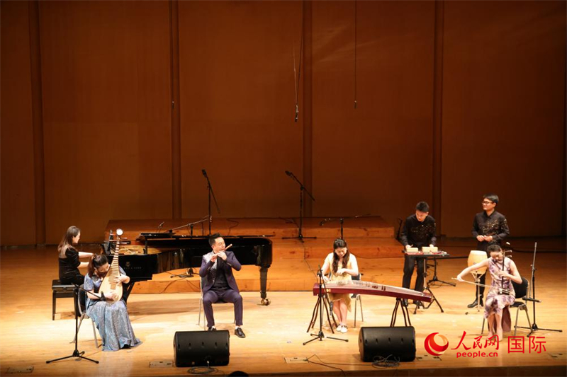 來(lái)自云南藝術(shù)學(xué)院的音樂(lè)家在演奏《金蛇狂舞》。人民網(wǎng)記者 楊一攝