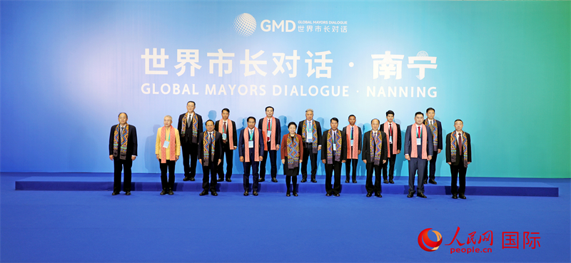在南寧國際會展中心金桂花廳外，參加活動的中國和東盟國家市長合影留念。人民網(wǎng)記者 趙益普攝