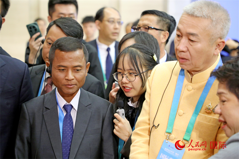 東盟國家市長在觀看、體驗?zāi)蠈幏沁z展示。人民網(wǎng)記者 趙益普攝