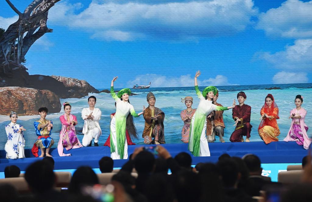 這是1月16日，在南寧國際會(huì)展中心，演員在“世界市長對(duì)話·南寧”活動(dòng)間隙表演節(jié)目。新華社記者 陸波岸 攝
