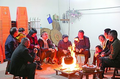 為討論蜜梨產(chǎn)業(yè)發(fā)展事宜，鸕鳥鎮(zhèn)開展“圍爐夜話”。資料圖片