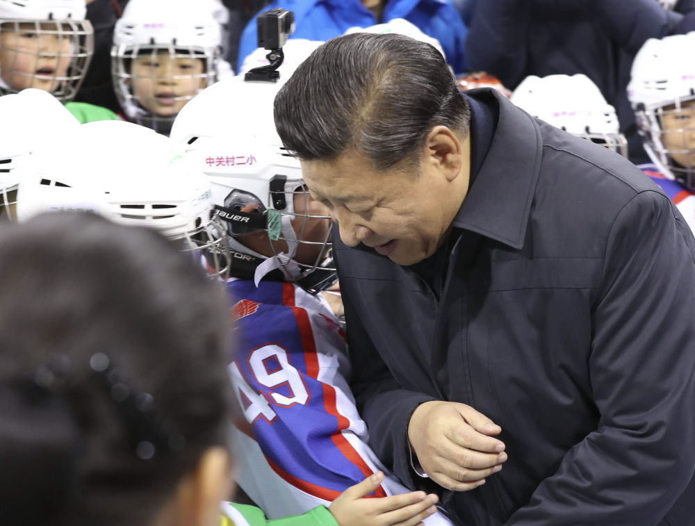 2017年2月24日，習(xí)近平在五棵松體育中心同冰球小隊(duì)員“撞肩”互動(dòng)