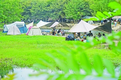 徑山鎮(zhèn)一家露營基地迎來眾多游客。新華社發(fā)
