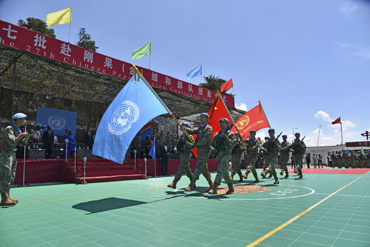 2024年4月9日，在剛果（金）南基伍省布卡武市的中國(guó)半島營(yíng)區(qū)，中國(guó)第27批赴剛果（金）維和部隊(duì)官兵被授予聯(lián)合國(guó)“和平勛章”。新華社發(fā)（中國(guó)第27批赴剛果（金）維和部隊(duì)供圖）