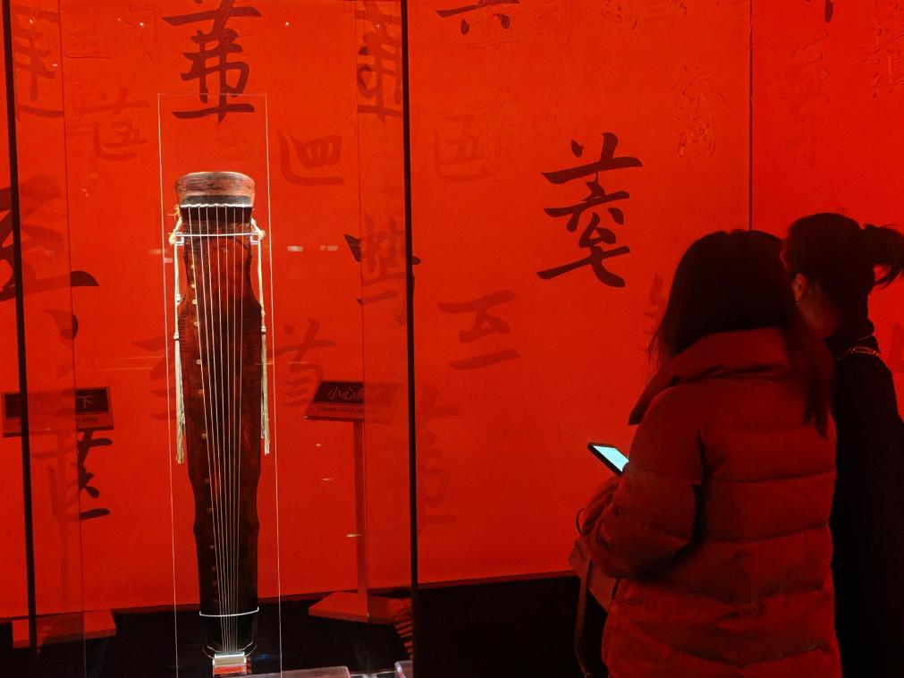 近日，在浙江省博物館之江館區(qū)，故宮博物館收藏的唐“大圣遺音”琴在“‘故宮·茶世界’觀茶——茶文化精品展”展出。新華社記者 馮源 攝