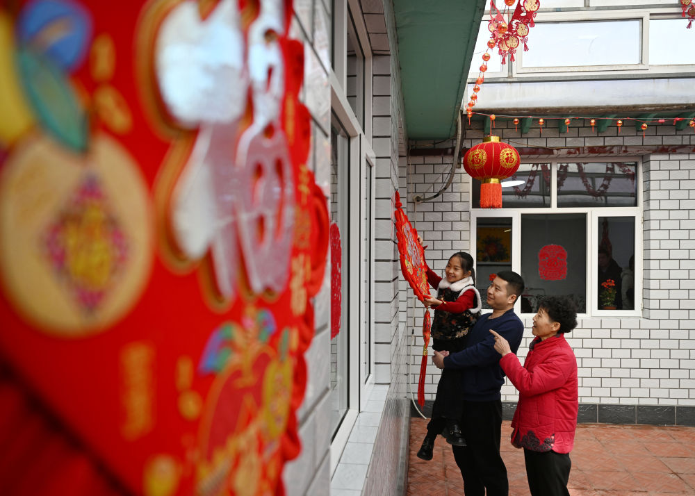 天津市西青區(qū)辛口鎮(zhèn)第六埠村村民在院子里掛“?！弊郑?024年2月1日攝）。新華社記者 趙子碩 攝