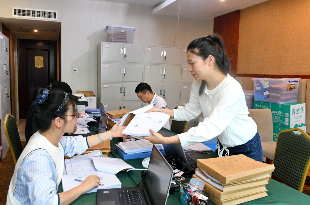 福州市委巡察機(jī)構(gòu)對全市法院系統(tǒng)開展提級聯(lián)動交叉巡察。在永泰縣駐地，巡察組工作人員查看財務(wù)憑證（2024年5月21日攝）。新華社記者 林善傳 攝