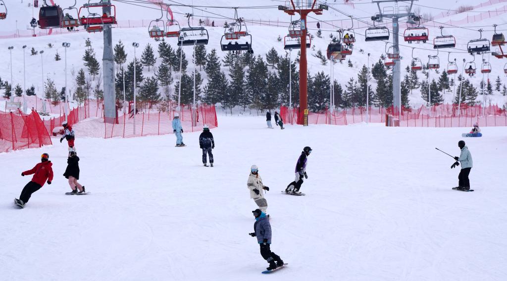 2025年1月8日，滑雪愛好者在新疆阿勒泰市將軍山滑雪場的雪道上滑行。新華社記者 張嘯誠 攝