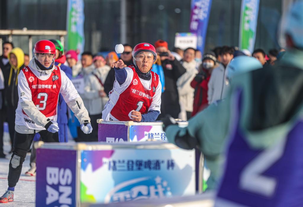 2024年12月30日，選手在“2024—2025遼寧省全民雪合戰(zhàn)冠軍賽”中“打雪仗”。新華社記者 潘昱龍 攝