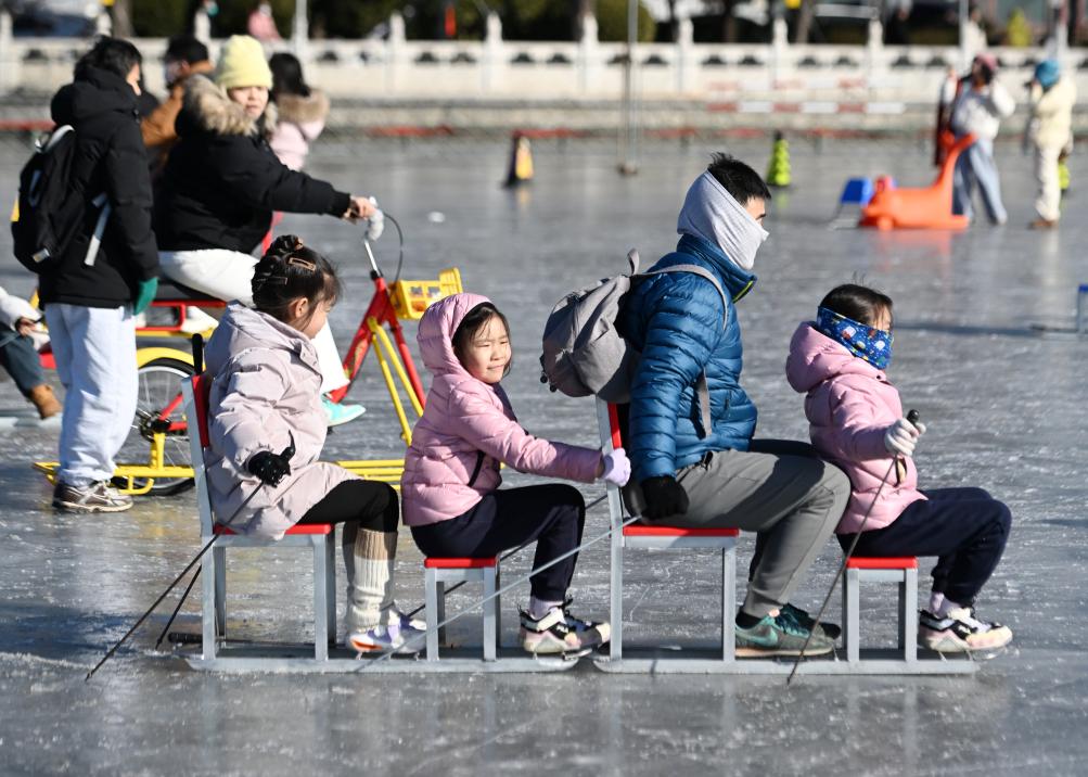 2025年1月19日，在北京什剎海冰場(chǎng)，小朋友和家長一起體驗(yàn)冰上運(yùn)動(dòng)。新華社記者 張晨霖 攝