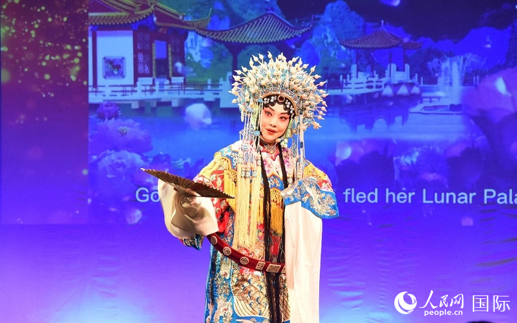 京劇經(jīng)典選段《貴妃醉酒》。人民網(wǎng)記者 殷淼攝