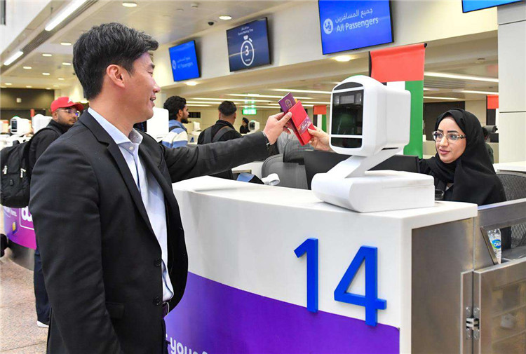 1月22日，迪拜免稅店聯(lián)合迪拜移民局向入境中國(guó)旅客贈(zèng)送新年賀禮。迪拜移民局供圖