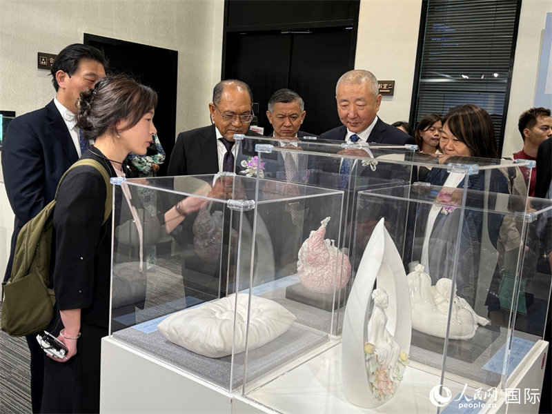 嘉賓在參觀展覽。 人民網(wǎng)記者 章念生攝