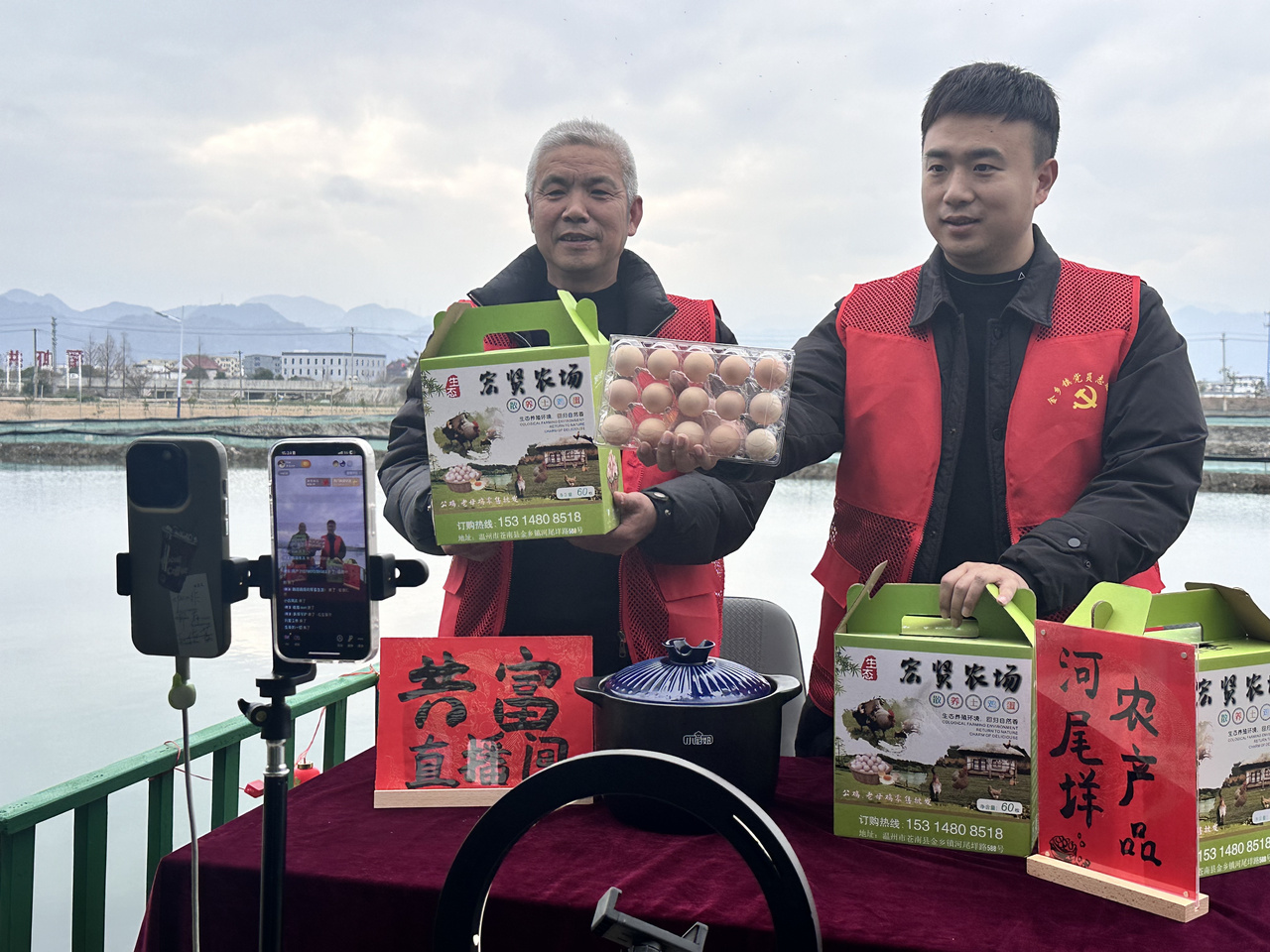 在蒼南金鄉(xiāng)鎮(zhèn)，永興、半浹連、河尾垟?shù)犬?dāng)年受災(zāi)的臨近村落，正連片建設(shè)美麗江南水鄉(xiāng)新景。圖為河尾垟村設(shè)在河邊的“共富直播間”。金鄉(xiāng)鎮(zhèn) 供圖