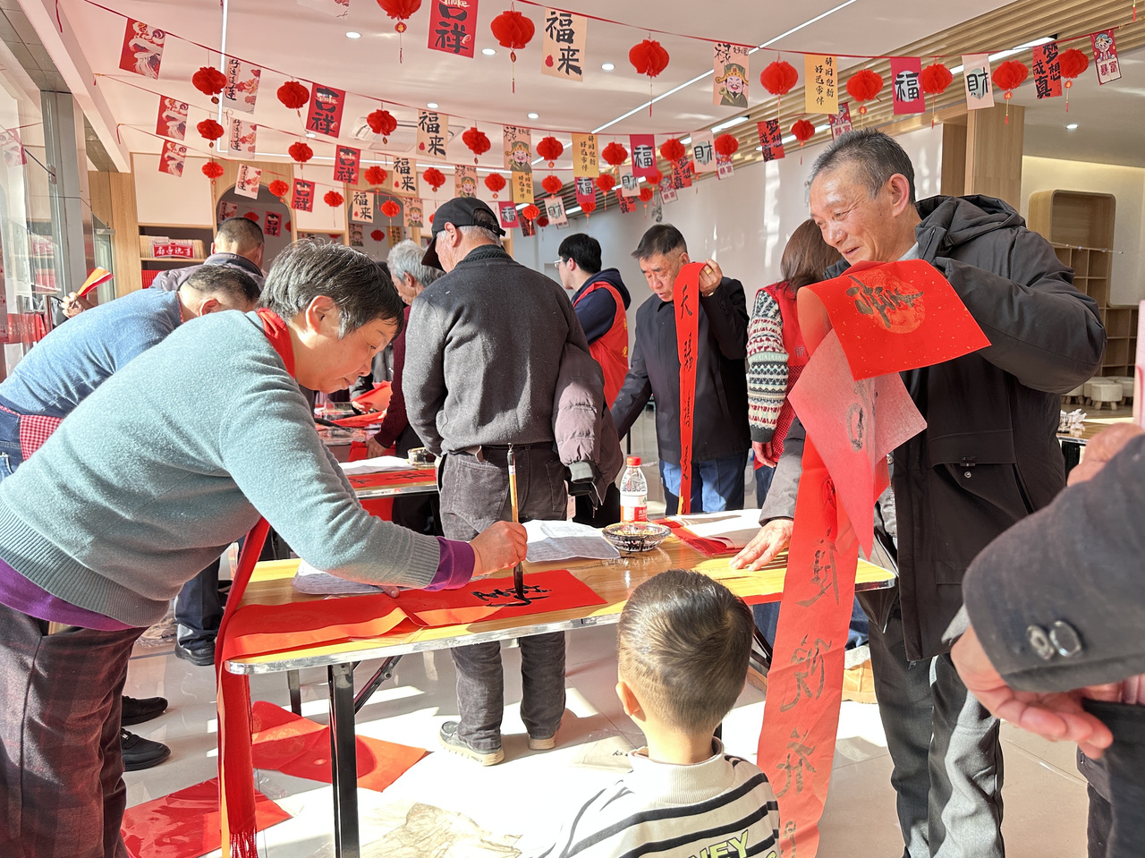 今年春節(jié)前夕，慶元縣濛洲街道同濟(jì)新村，一場(chǎng)送春聯(lián)活動(dòng)熱鬧舉行。慶元縣融媒體中心 供圖
