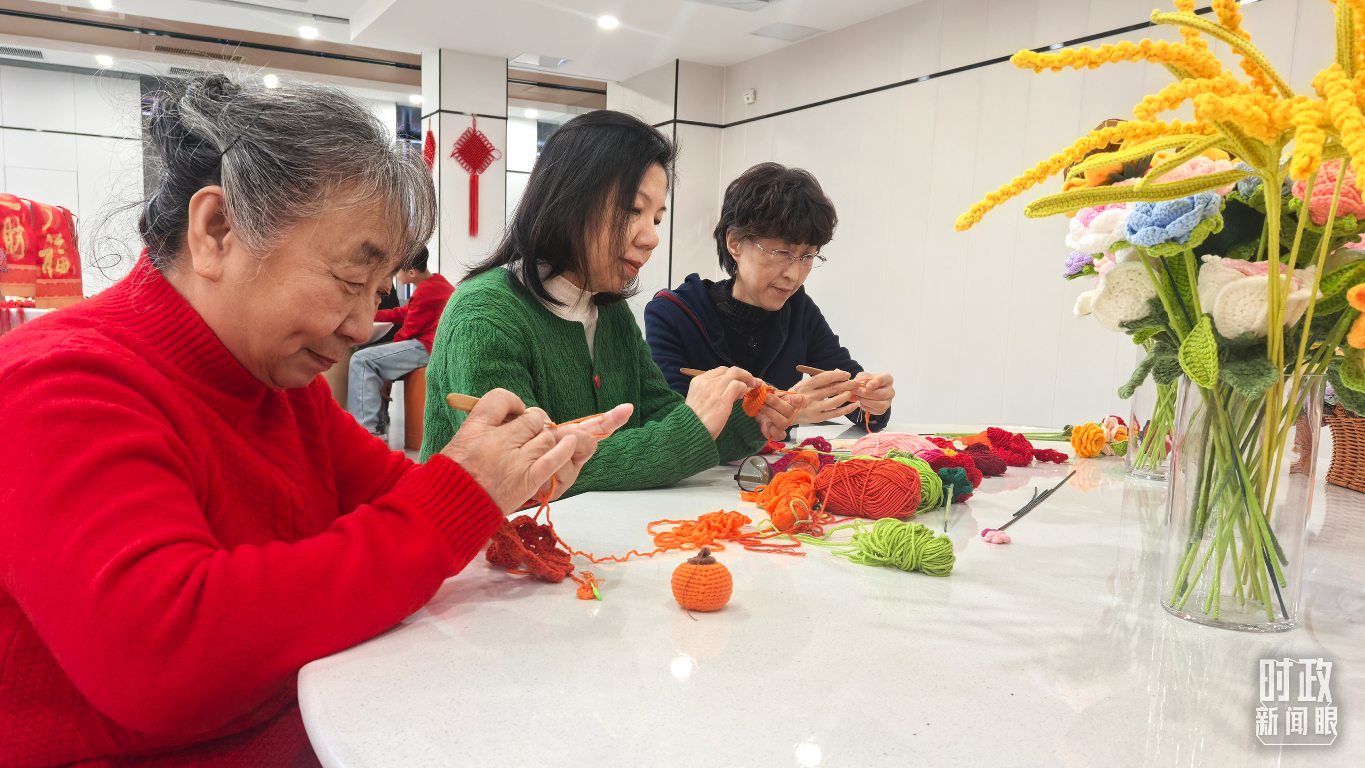 長安社區(qū)黨群服務中心里，居民們正在制作手工藝品。（總臺央視記者鐘銳拍攝）