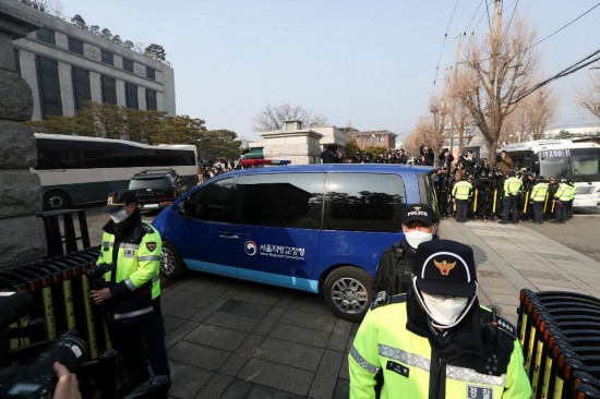  1月21日，尹錫悅乘坐的車輛進入韓國首爾的憲法法院。新華社記者姚琪琳攝