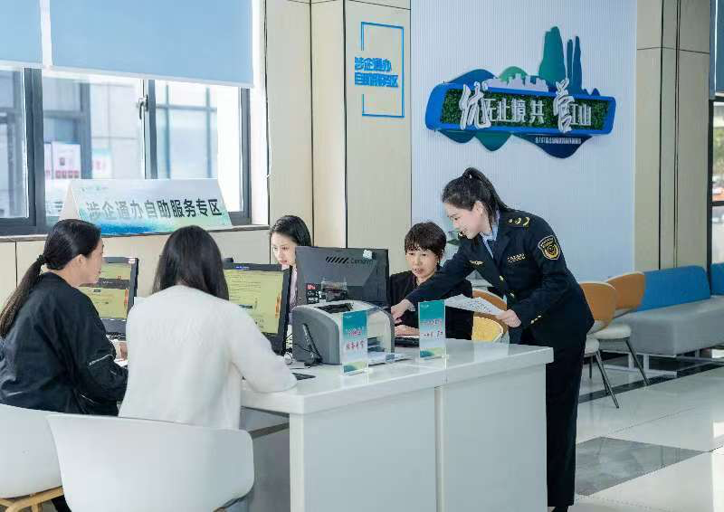 工作人員指導(dǎo)企業(yè)一次性完成信息填報(bào)。圖片來源：浙江衢州市市場(chǎng)監(jiān)督管理局