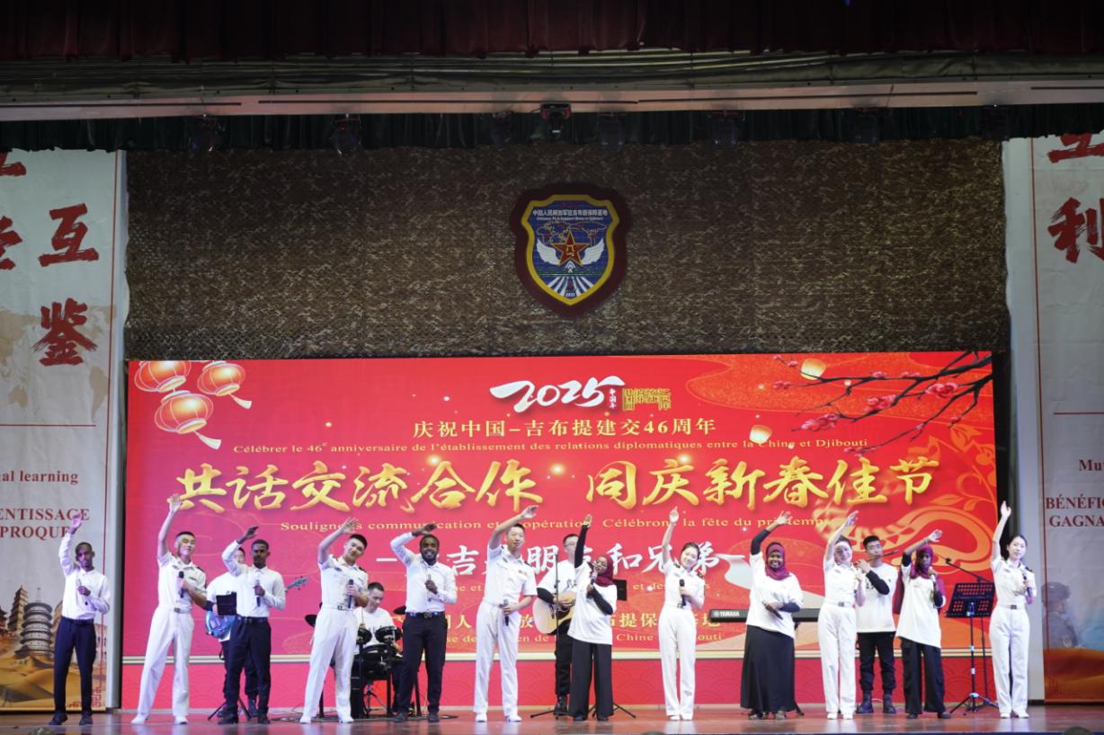 中吉兩國嘉賓合唱《友誼地久天長》。主辦方供圖
