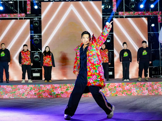 健身教練劉畊宏耐心帶領現(xiàn)場以及線上的朋友們進行熱身。人民網記者 許維娜攝
