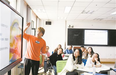 圖為青海民族大學(xué)師范學(xué)院學(xué)生使用互動屏幕進行課堂交流。新華社記者 張龍攝