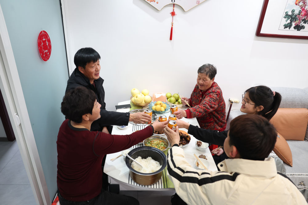 2025年1月22日，遼寧省葫蘆島市綏中縣祝家溝村村民朱西存一家在新房里。新華社記者姚劍鋒 攝