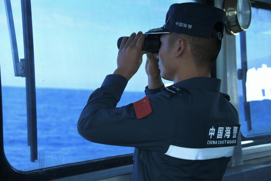 1月27日，中國(guó)海警海鷗艦執(zhí)法員在巡航期間執(zhí)勤瞭望。