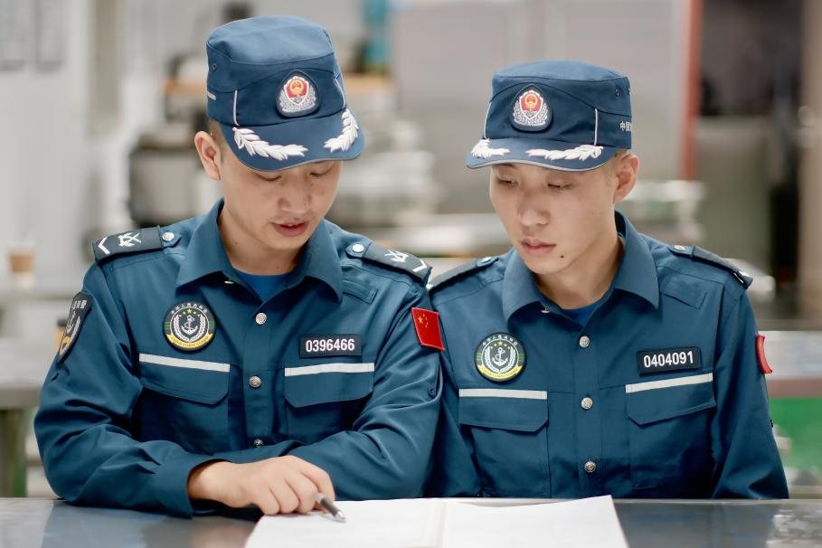 1月27日，中國(guó)海警海鷗艦執(zhí)法員研習(xí)設(shè)備維修保養(yǎng)案例。
