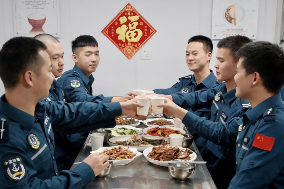 1月28日，在中國(guó)海警海鷗艦上，執(zhí)法員們聚餐慶祝農(nóng)歷春節(jié)。