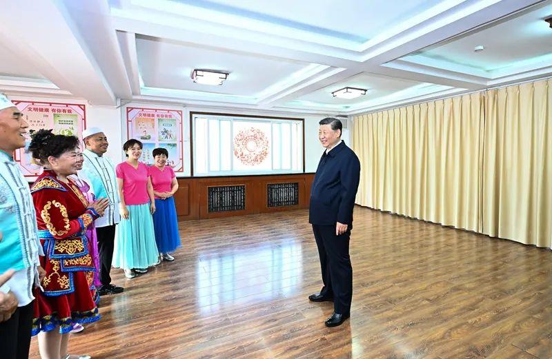 △2024年6月19日，寧夏銀川市金鳳區(qū)長城花園社區(qū)活動室，習近平總書記同社區(qū)居民親切交流。