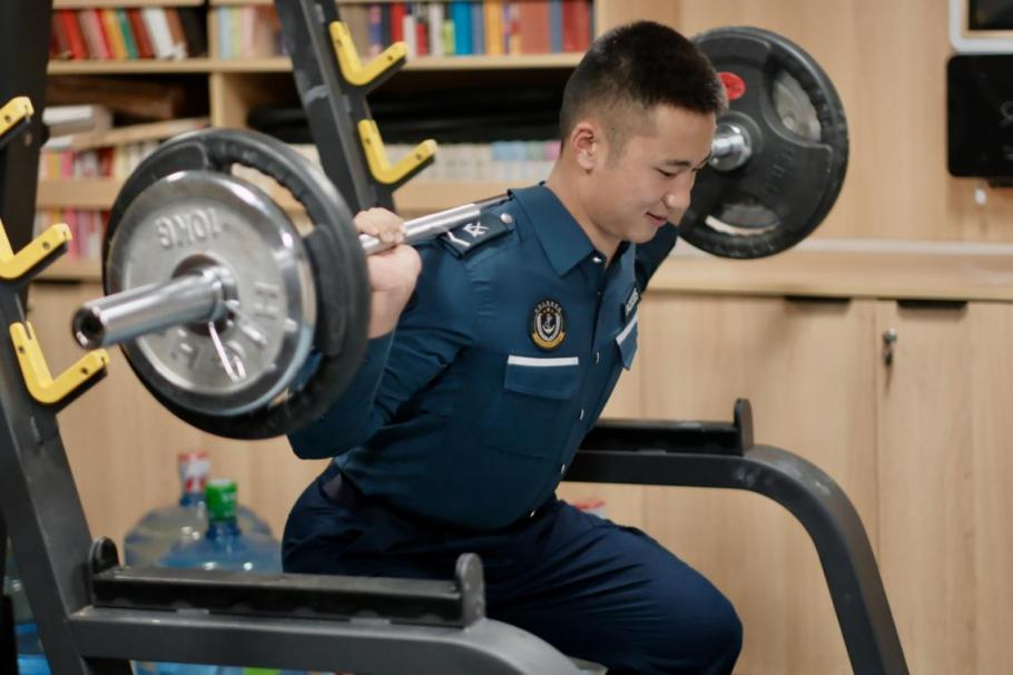 1月23日，在中國(guó)海警海鷗艦上，執(zhí)法員在值守間隙鍛煉身體。