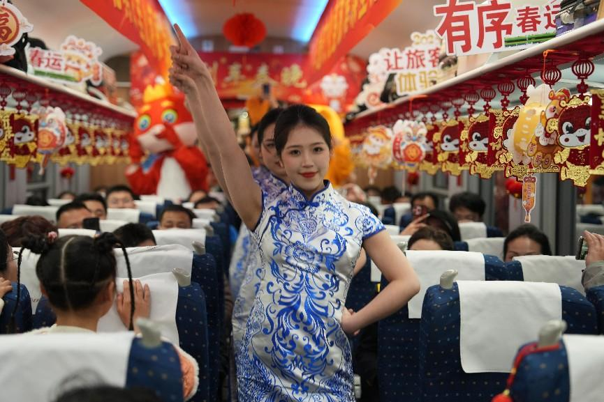 列車乘務(wù)員身穿青花瓷元素服飾表演節(jié)目。人民網(wǎng) 歐陽易佳攝
