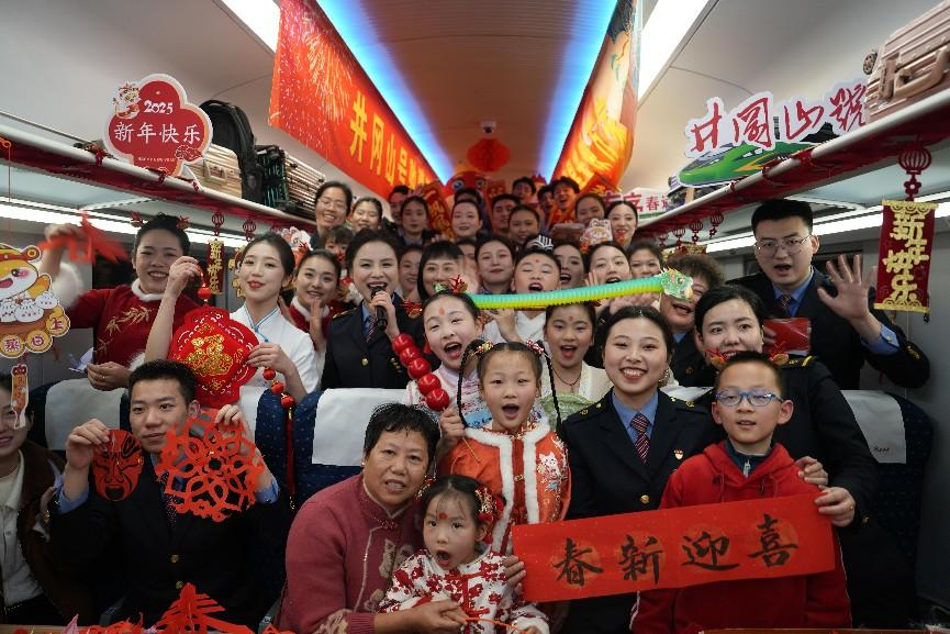 全體演職人員與旅客大合影。人民網(wǎng) 歐陽易佳攝