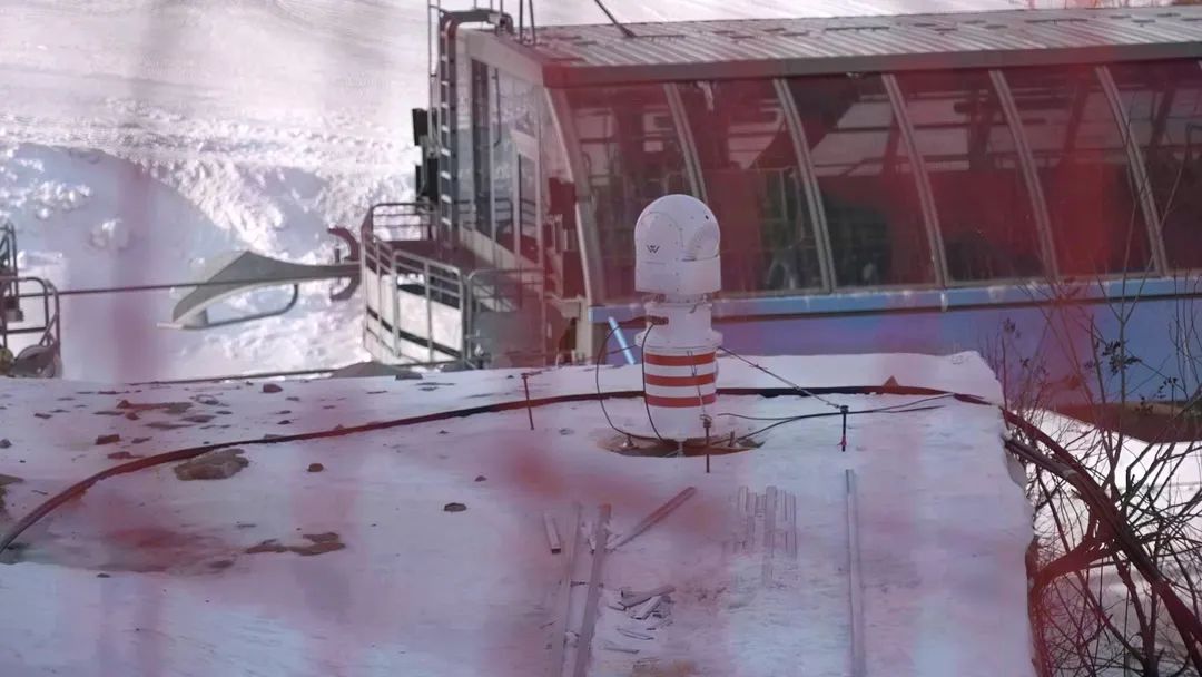 設(shè)在坡面障礙技巧和大跳臺雪道旁的激光測風(fēng)雷達(dá)。氣象部門供圖