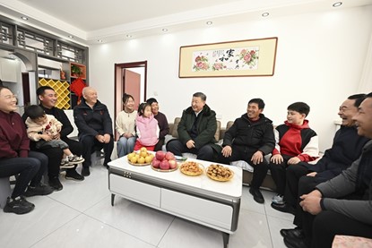 1月22日至24日，中共中央總書(shū)記、國(guó)家主席、中央軍委主席習(xí)近平冒著嚴(yán)寒來(lái)到遼寧，看望慰問(wèn)基層干部群眾。這是22日下午，習(xí)近平在葫蘆島市綏中縣明水滿(mǎn)族鄉(xiāng)祝家溝村考察時(shí)，同村民王寶維一家圍坐一起拉家常。新華社記者 謝環(huán)馳 攝