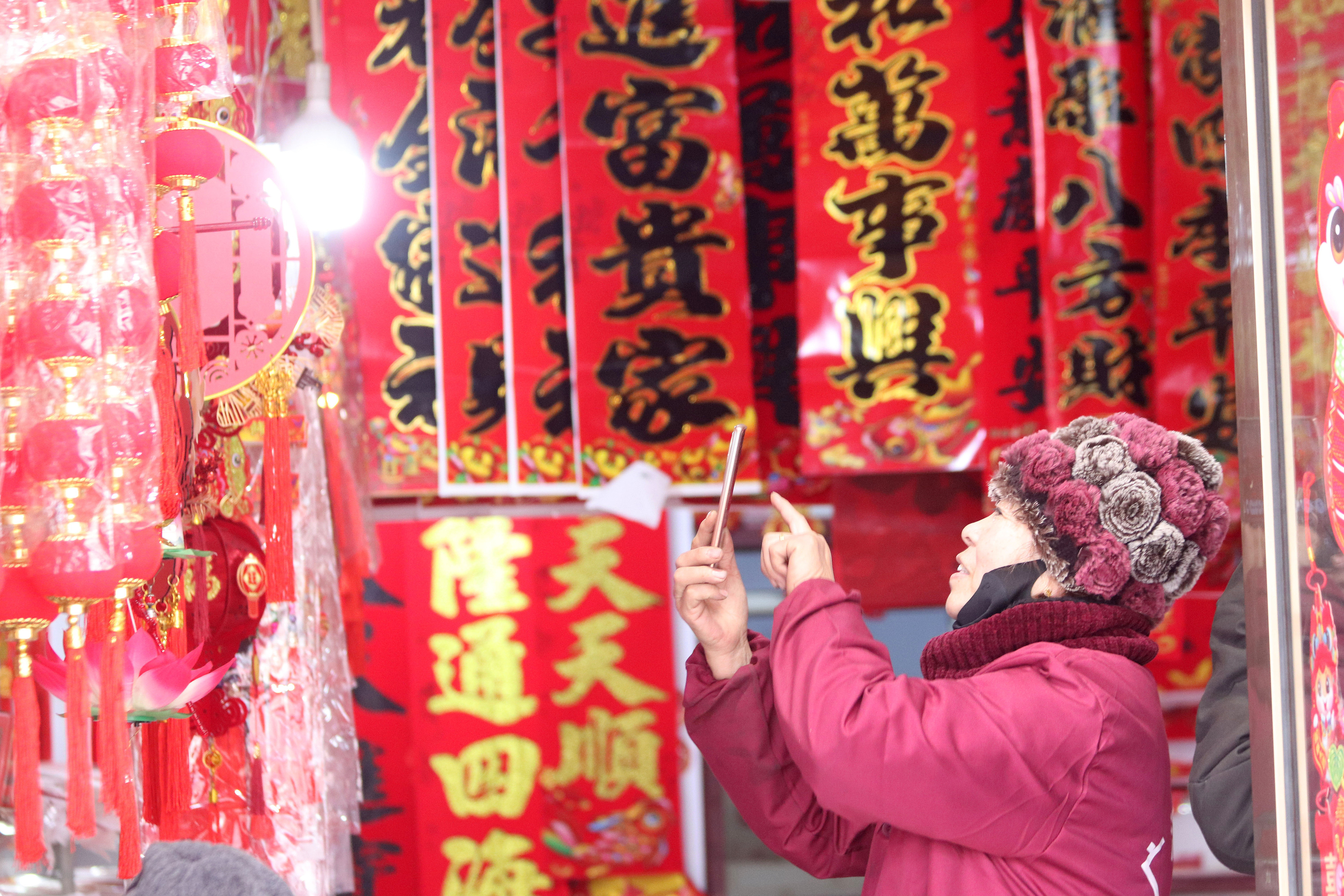 2025年1月5日，在山東省高密市夏莊鎮(zhèn)東李家村，商戶通過手機在網(wǎng)上推銷新春飾品。