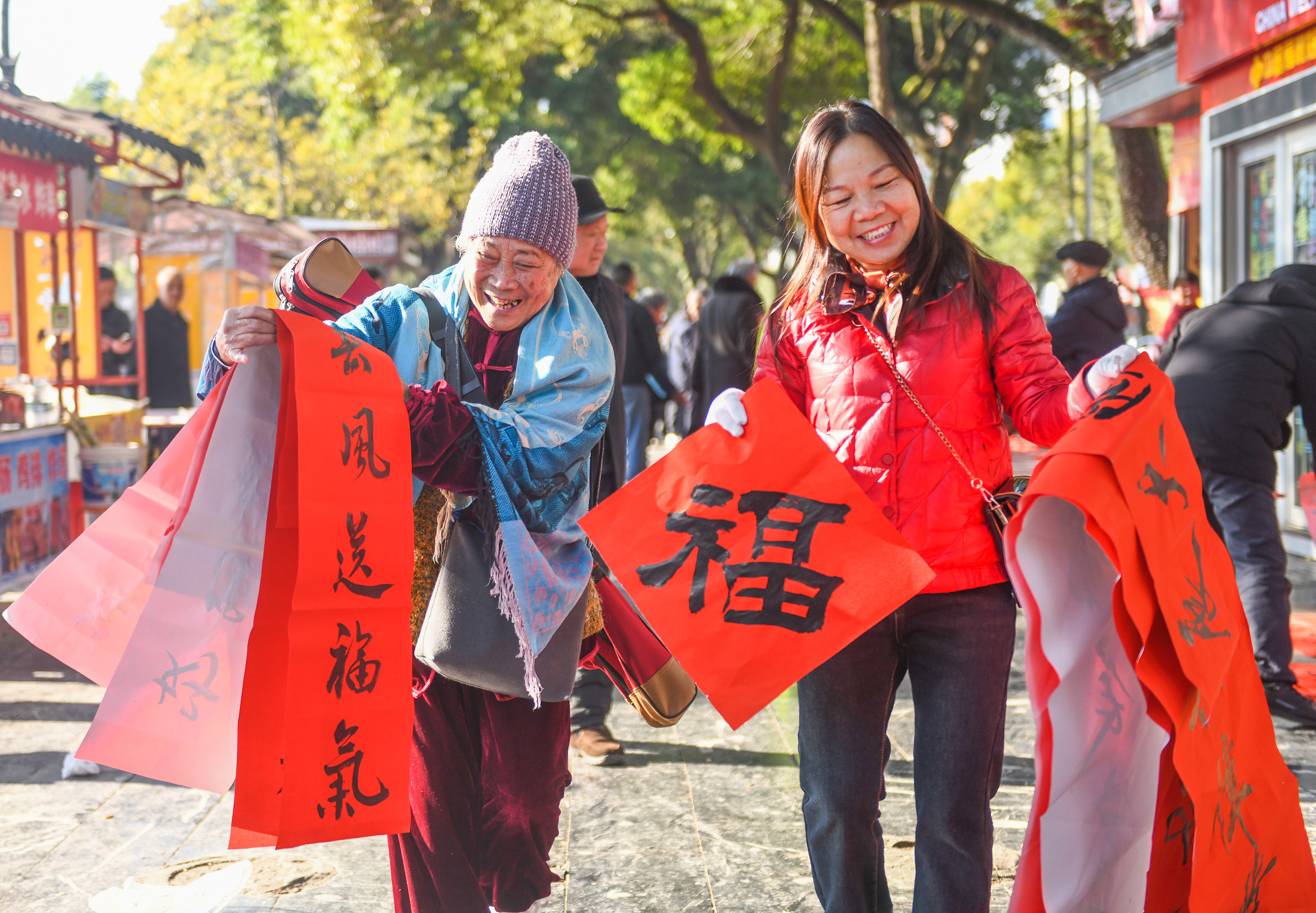 2025年1月13日，在湖南省永州市道縣西洲公園義工崗亭，市民們領(lǐng)到了書法志愿者為大家書寫的春聯(lián)。