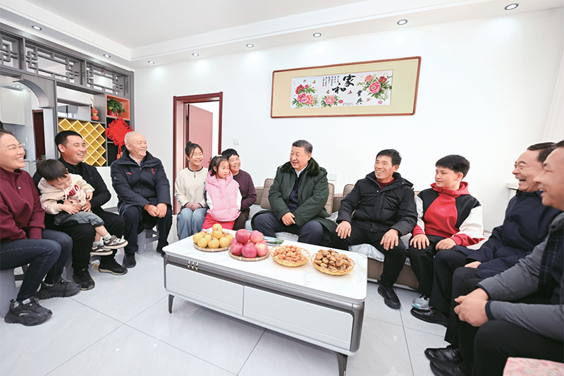 2025年1月22日至24日，中共中央總書記、國(guó)家主席、中央軍委主席習(xí)近平冒著嚴(yán)寒來到遼寧，看望慰問基層干部群眾。這是22日下午，習(xí)近平在葫蘆島市綏中縣明水滿族鄉(xiāng)祝家溝村考察時(shí)，同村民王寶維一家圍坐一起拉家常。 新華社記者 謝環(huán)馳/攝
