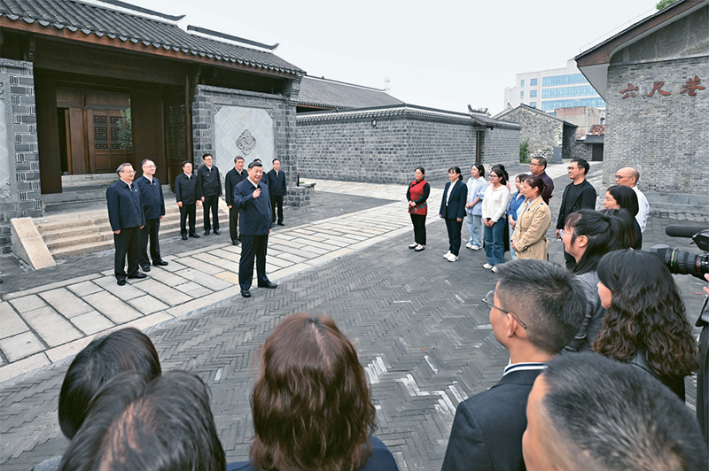 2024年10月17日至18日，中共中央總書記、國(guó)家主席、中央軍委主席習(xí)近平在安徽考察。這是17日下午，習(xí)近平在安慶桐城市六尺巷考察時(shí)，同當(dāng)?shù)鼐用窈陀慰陀H切交流。 新華社記者 申宏/攝