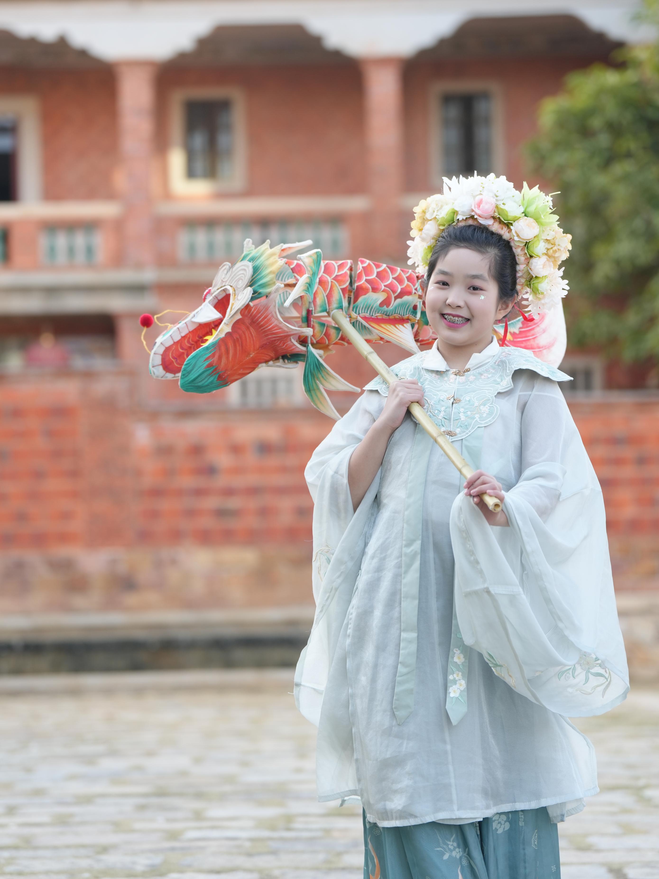 在泉州，沈女士為女兒拍下頭戴簪花的照片。受訪者供圖