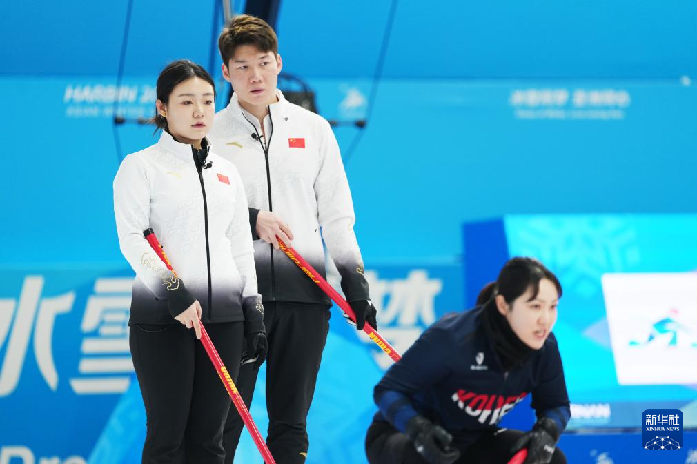 2月6日，中國(guó)隊(duì)選手王智宇（中）、韓雨（左）在比賽中。新華社記者 王松 攝