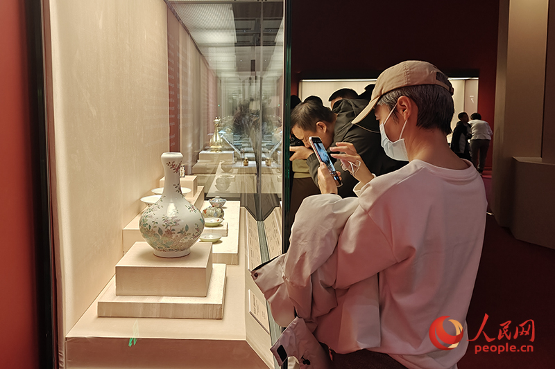 觀眾正在中國國家博物館參觀展覽。人民網(wǎng)記者 韋衍行攝