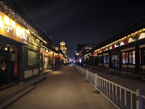 道歉公告發(fā)布后，夜晚10時(shí)的古城。人民網(wǎng)記者 黃鈺攝