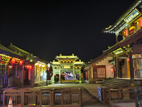 道歉公告發(fā)布后，凌晨5時(shí)的古城。人民網(wǎng)記者 黃鈺攝