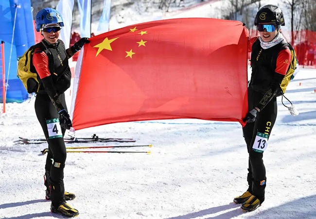 2月9日，中國隊選手次旦玉珍（左）與隊友于婧萱慶祝勝利。新華社記者 謝劍飛攝