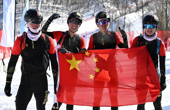 2月9日，包攬滑雪登山男子短距離前四名的中國隊選手賽后慶祝。新華社記者 謝劍飛攝