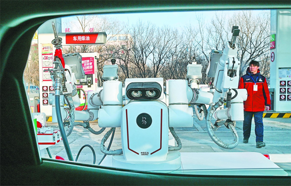 智能加油機器人在加能站工作。受訪者供圖